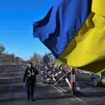 Um policial ucraniano, em um posto de controle, em meio ao ataque da Rússia à Ucrânia, na região de Zaporizhzhia - 24/12/2024 | Foto: Stringer/Reuters