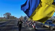 Um policial ucraniano, em um posto de controle, em meio ao ataque da Rússia à Ucrânia, na região de Zaporizhzhia - 24/12/2024 | Foto: Stringer/Reuters