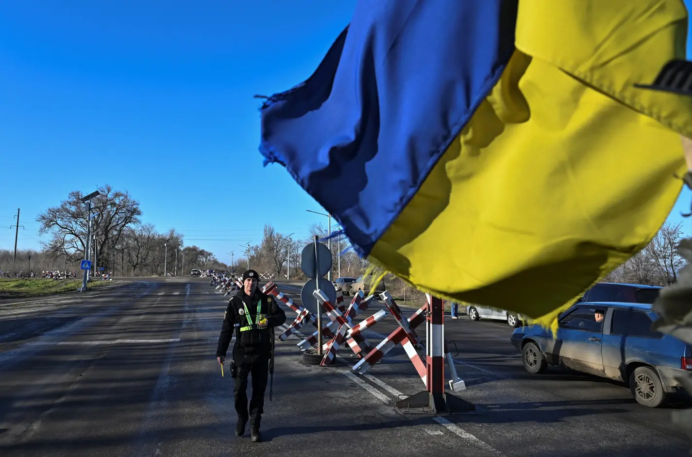Um policial ucraniano, em um posto de controle, em meio ao ataque da Rússia à Ucrânia, na região de Zaporizhzhia - 24/12/2024 | Foto: Stringer/Reuters
