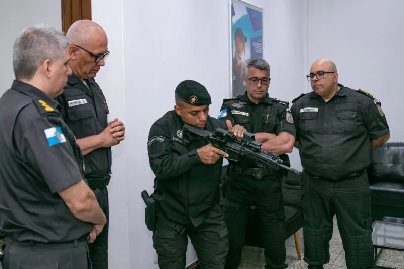 Policial demonstra uso de fuzil | Foto: PMERJ/Divulgação