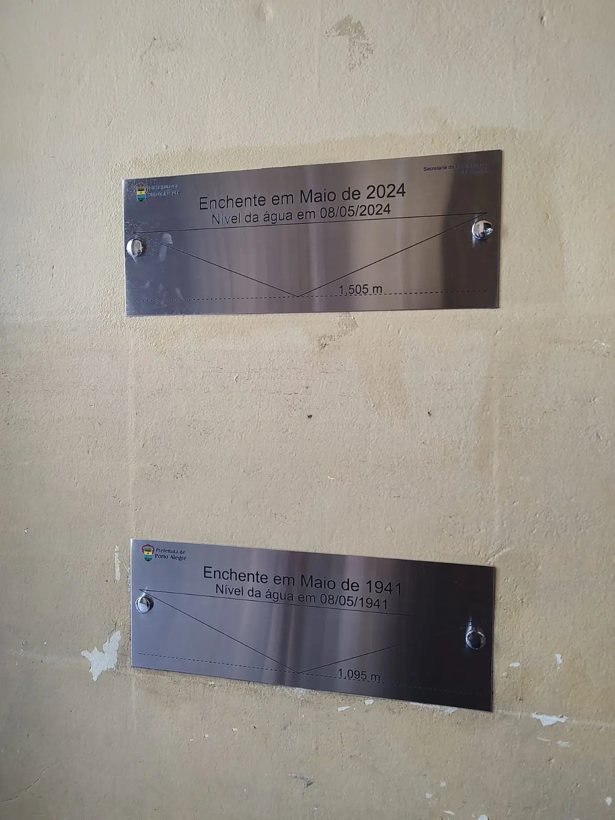 marca das enchentes de maio de 2024, com placa instalada, no Mercado Público de Porto Alegre