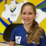 Yasmin Saddock e o troféu de 3º lugar na categoria Absoluto Feminino, no torneio TMB, o maior da América Latina | Foto: Reprodução/Acervo pessoal