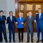 A presidente da Comissão Europeia, Ursula von der Leyen, ao lado de Lula e dos demais chefes de Estado do Mercosul | Foto: Ricardo Stuckert/PR