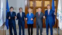 A presidente da Comissão Europeia, Ursula von der Leyen, ao lado de Lula e dos demais chefes de Estado do Mercosul | Foto: Ricardo Stuckert/PR