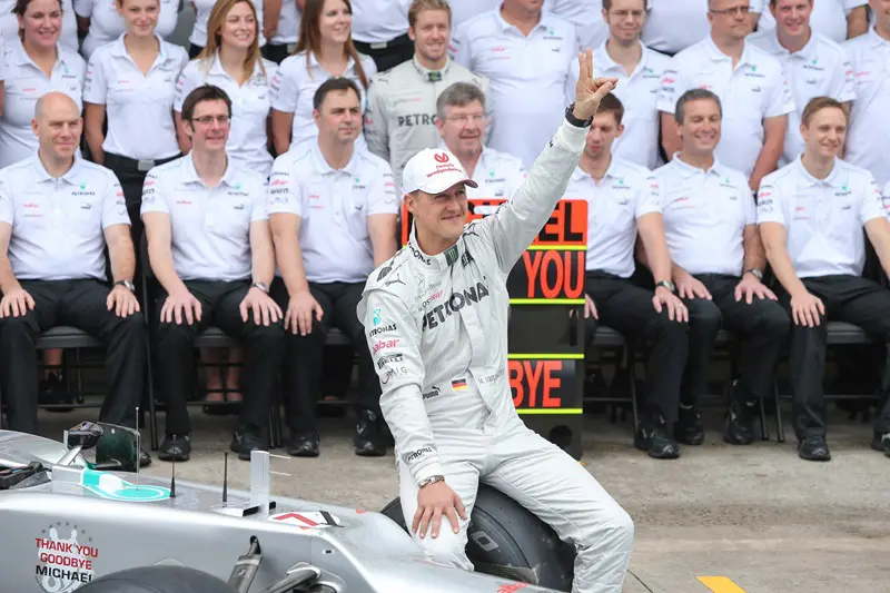 O piloto alemão Michael Schumacher, da Mercedes, posa para foto oficial com a equipe antes do GP do Brasil de Fórmula 1 de 2012, no Autódromo de Interlagos
