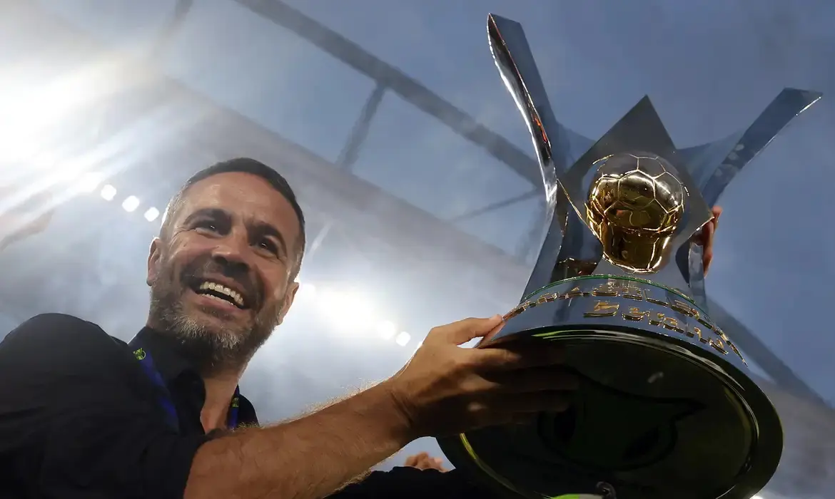 Artur Jorge conquistou títulos do Brasileirão e da Libertadores ao longo de sua permanência no clube | Foto: Reprodução/Redes sociais