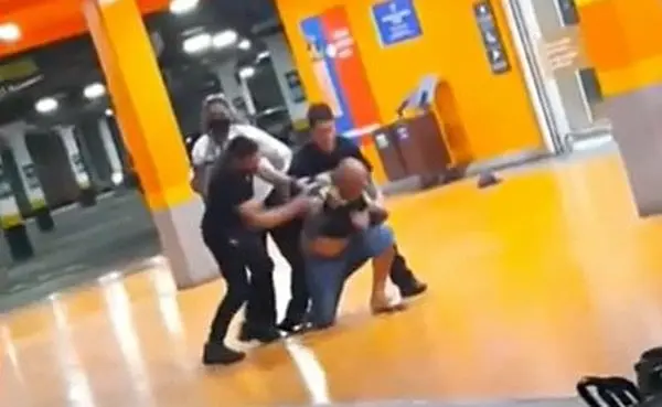 Imagem mostra momento da agressão dos seguranças do Carrefour | Foto: Reprodução/Redes sociais