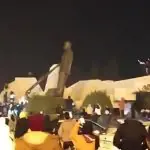 Vídeo mostra momento em que manifestantes comemoram queda de estátua de ditador da Síria | Foto: Reprodução/Twitter/X