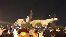 Vídeo mostra momento em que manifestantes comemoram queda de estátua de ditador da Síria | Foto: Reprodução/Twitter/X
