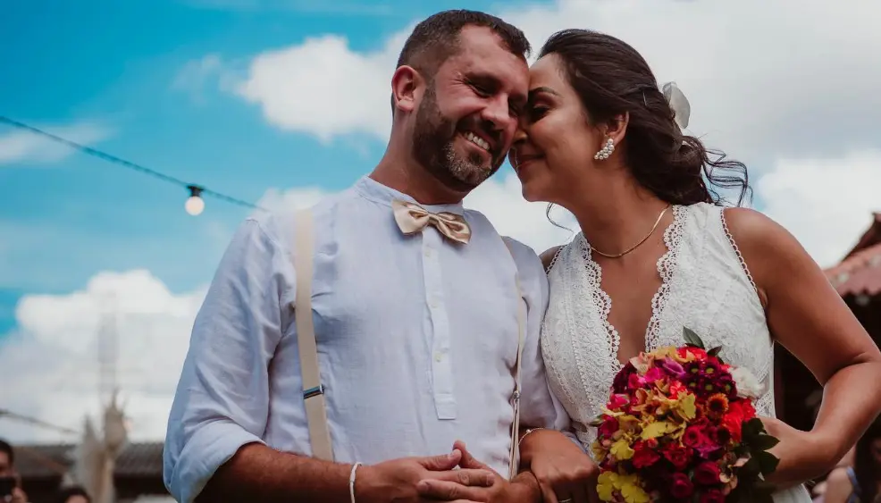 Foto da jornalista Helen Anacleto ao lado de seu marido