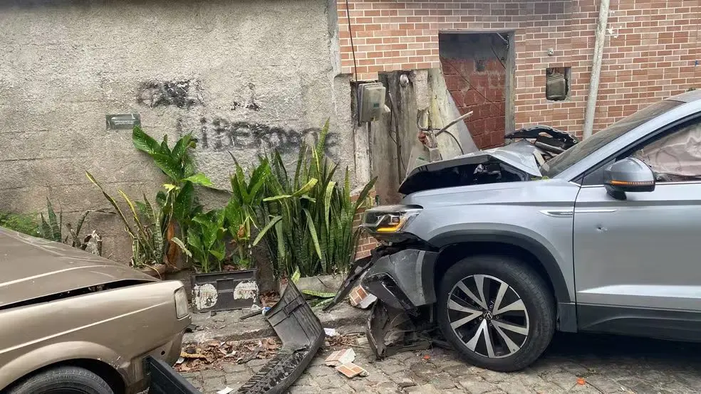 Carro em que o ex-secretário estava colidiu em um muro depois dos disparos | Foto: Reprodução/Twitter/X