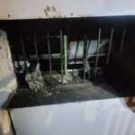 Ladrão invade pizzaria e fica preso em gradil