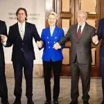 A presidente da Comissão Europeia, Ursula von der Leyen, ao lado de Lula e dos demais chefes de Estado do Mercosul | Foto: Reprodução/Redes sociais