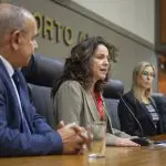 A diretora de redação da Revista Oeste, Branca Nunes (centro): fortalecimento em defesa do livre mercado, da democracia, do capitalismo e da liberdade de expressão | Foto: Ana Terra Firmino/CMPA