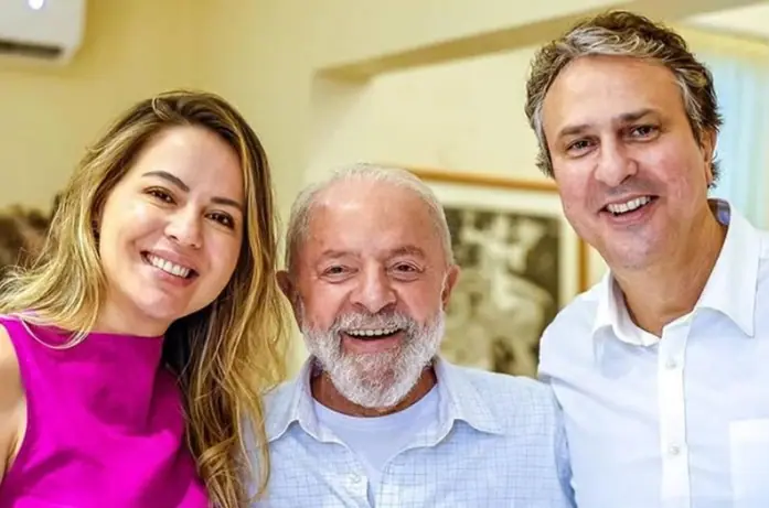 O presidente Luiz Inácio Lula da Silva entre o casal Onélia e Camilo Santana. Ela é a mais nova conselheira do Tribunal de Contas do Estado do Ceará | Foto: Reprodução/Instagram