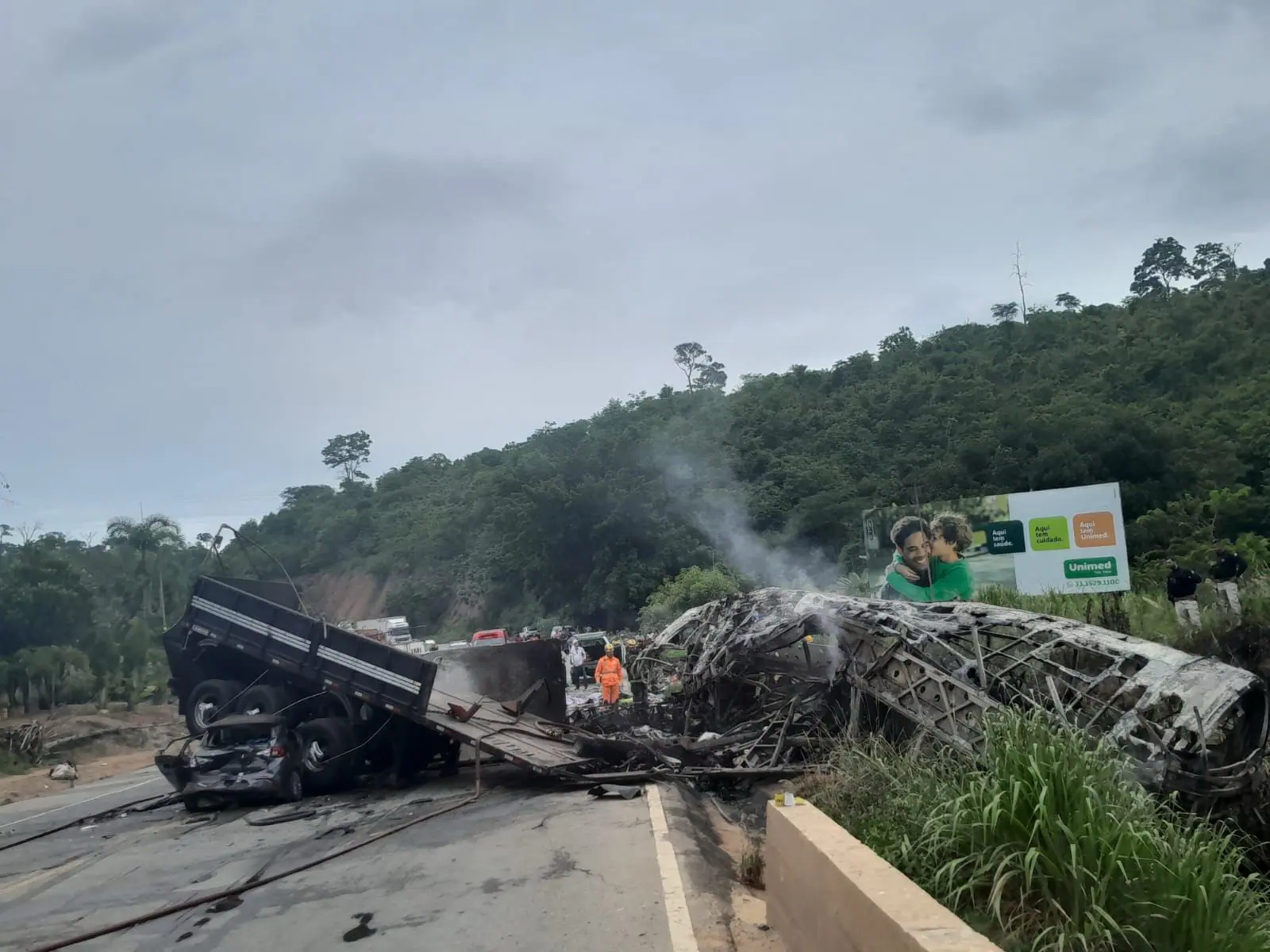 Ao menos 41 pessoas morreram no acidente que envolveu um carro, um ônibus e uma carreta | Foto: Reprodução/Twitter/X