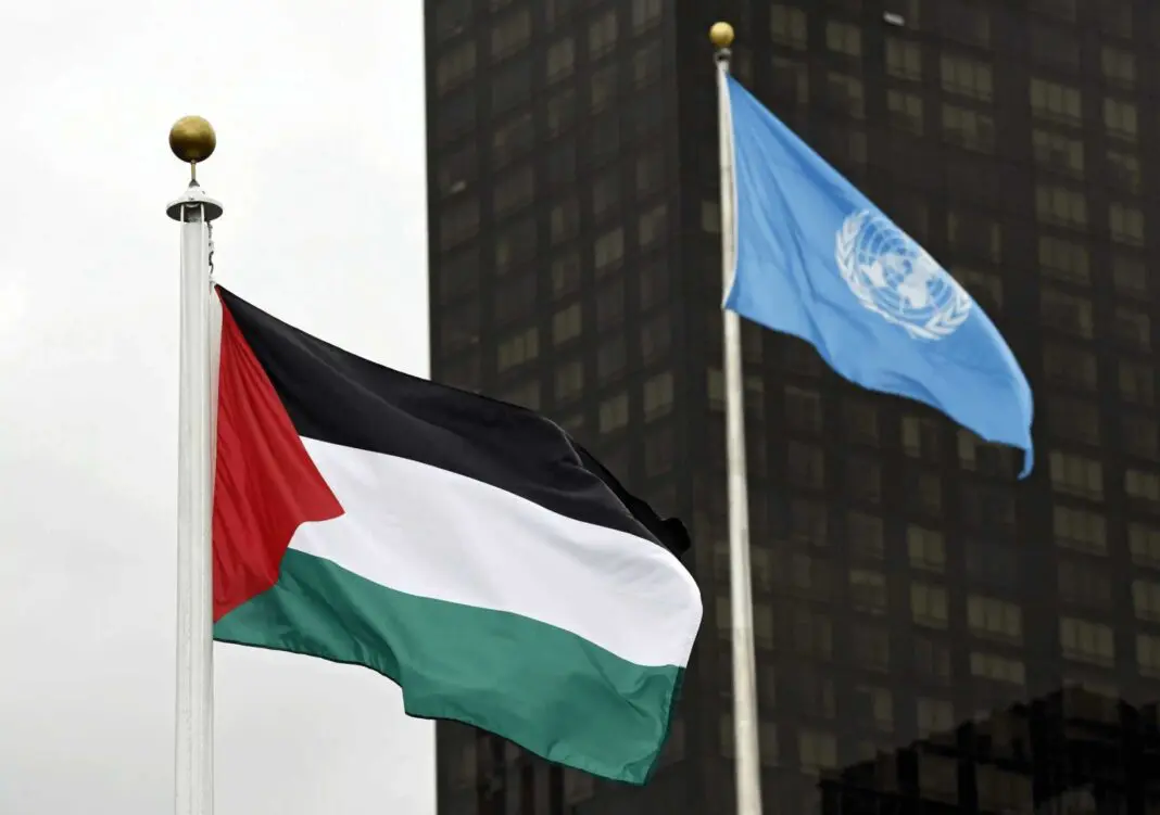 Bandeira da Palestina é hasteada ao lado da bandeira da ONU | Foto: Reprodução/Redes sociais