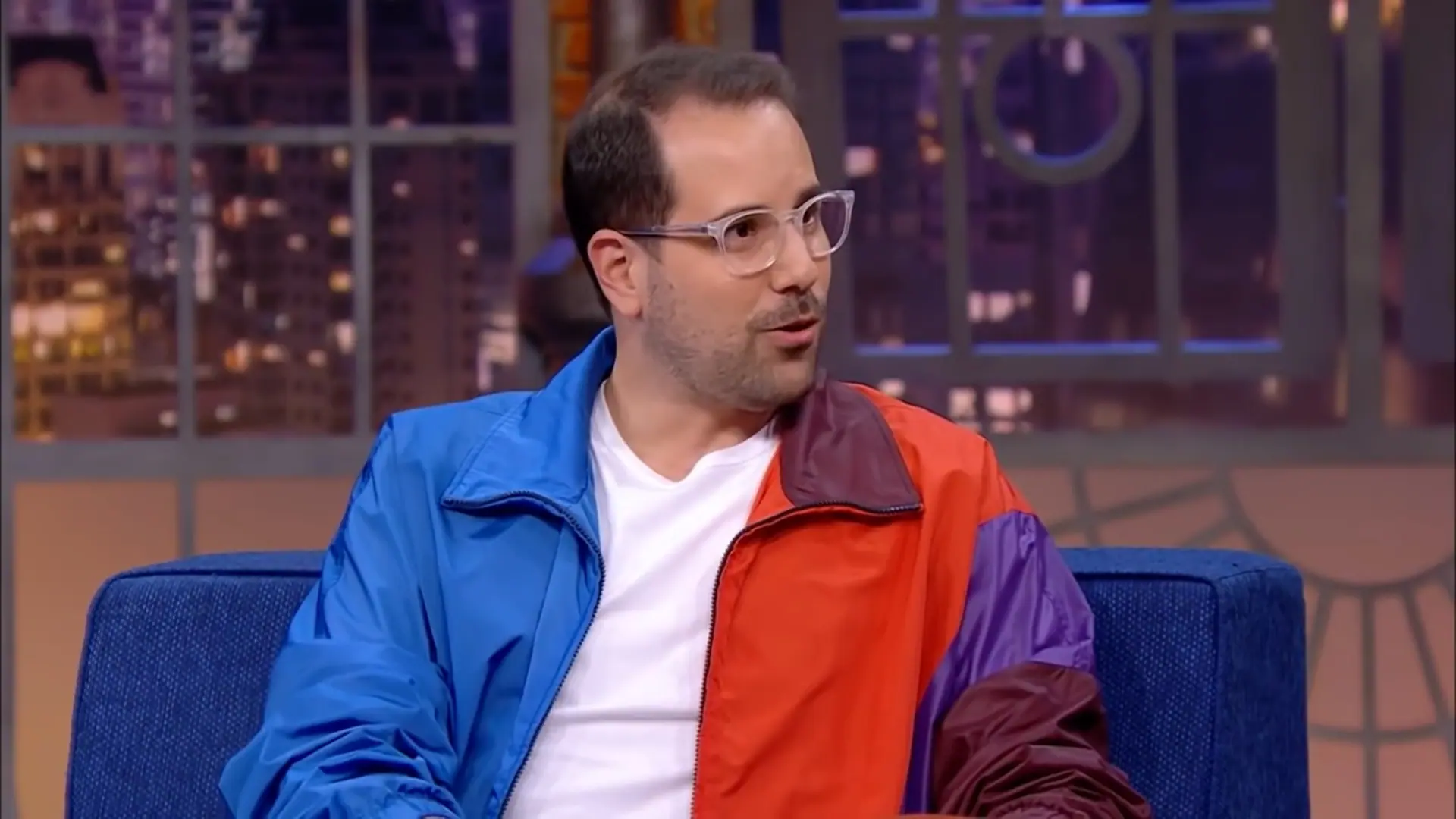 Foto de Paulo Mathias em entrevista para o The Noite