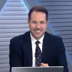Foto do apresentador Paulo Mathias nos estúdios da Jovem Pan