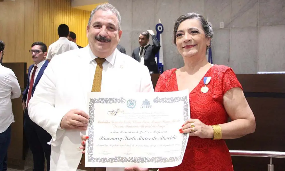 Em 2022, Rosemary Almeida recebeu homenagem da Alepe das mãos do então presidente da Casa, Eriberto Medeiros | Foto: Reprodução/Blog Ricardo Antunes