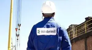 Empregado com uniforme da Sete Brasil