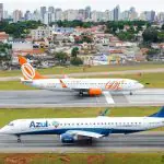 Aeroporto de Congonhas movimentado. com o Embraer ERJ 195 da Azul Airlines e o Boeing 737 da Gol Airlines, em São Paulo, Brasil (21/9/2019) | Foto: Shutterstock