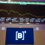 Painel com preços de ações no moderno centro de visitantes B3, da Bolsa de Valores de São Paulo, Brasil | Foto: Shutterstock