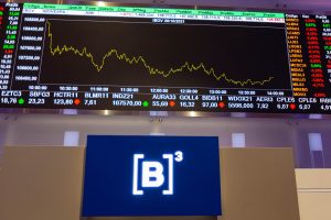Painel com preços de ações no moderno centro de visitantes B3, da Bolsa de Valores de São Paulo, Brasil | Foto: Shutterstock