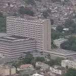 Vista do Hospital Marcílio Dias, no Lins de Vasconcelos, onde médica morreu depois de ser atingida por bala perdida | Foto: Reprodução/ TV Globo