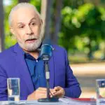 Foto do humorista Tom Cavalcante imitando Lula