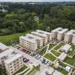 Conjunto residencial visto de cima, com seis blocos de prédios.