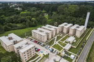 Conjunto residencial visto de cima, com seis blocos de prédios.