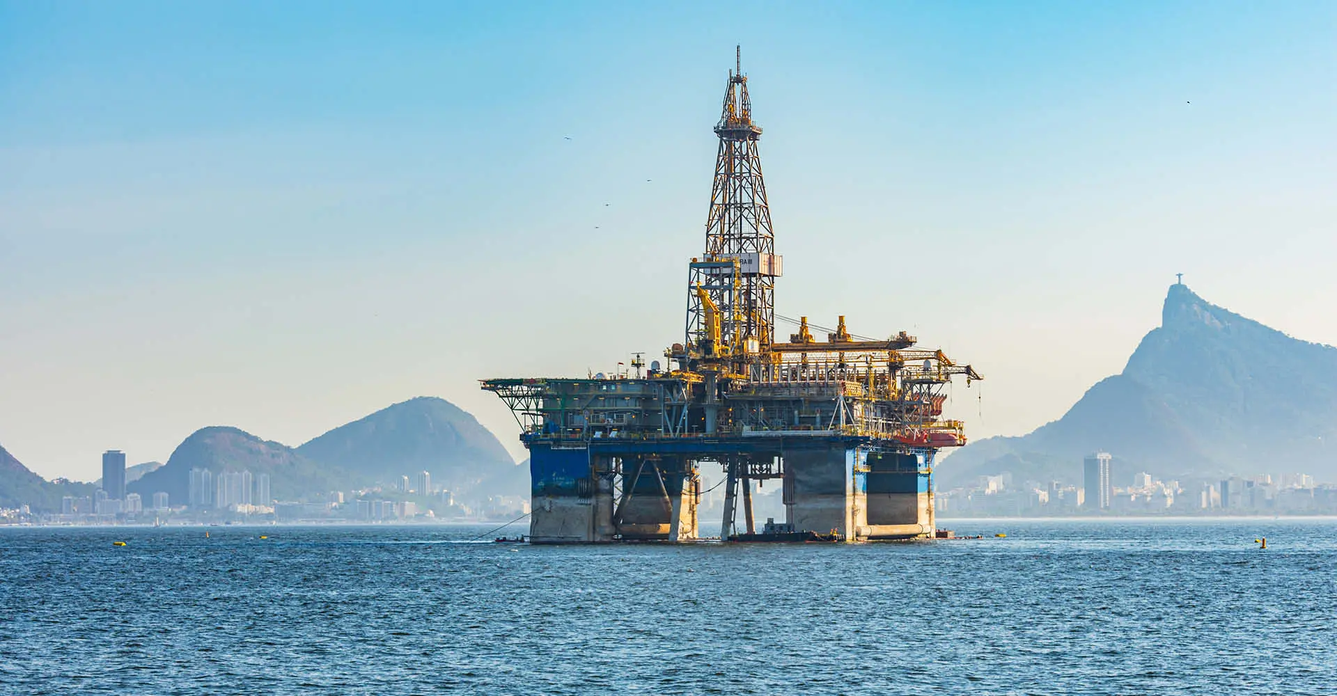 Plataforma de exploração de petróleo em Niterói, Rio de Janeiro | Foto: Shutterstock