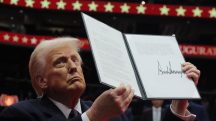 Donald Trump, presidente dos EUA, apresenta uma ordem executiva durante o desfile inaugural dentro da Capital One Arena no dia da posse de seu segundo mandato presidencial, em Washington, EUA (20/1/2025) | Foto: Reuters/Carlos Barria