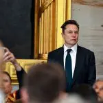 Elon Musk chega antes da posse de Donald Trump como o 47º presidente dos Estados Unidos, dentro da Rotunda do Capitólio dos EUA em Washington, D.C. (20/1/2025) | Foto: Reuters/Kenny Holston