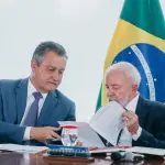 À esquerda, ministro-chefe da Casa Civil, Rui Costa; à direita, o presidente Luiz Inácio Lula da Silva