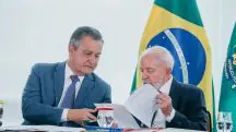 À esquerda, ministro-chefe da Casa Civil, Rui Costa; à direita, o presidente Luiz Inácio Lula da Silva