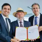 Da esquerda para a direita: relator do projeto na Câmara, deputado Renan Ferreirinha; presidente Luiz Inácio Lula da Silva; e ministro da Educação, Camilo Santana