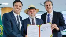 Da esquerda para a direita: relator do projeto na Câmara, deputado Renan Ferreirinha; presidente Luiz Inácio Lula da Silva; e ministro da Educação, Camilo Santana