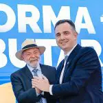 Presidente da República, Luiz Inácio Lula da Silva, durante cerimônia de sanção da regulamentação da Reforma Tributária, no Palácio do Planalto, ao lado do presidente do Senado, Rodrigo Pacheco