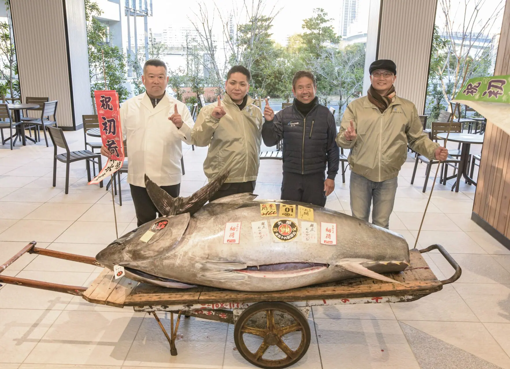 Imagens mostram chefs de sushi transportando o peixe para a filial do Onodera Sushi, em Tóquio, onde foi preparado para o consumo