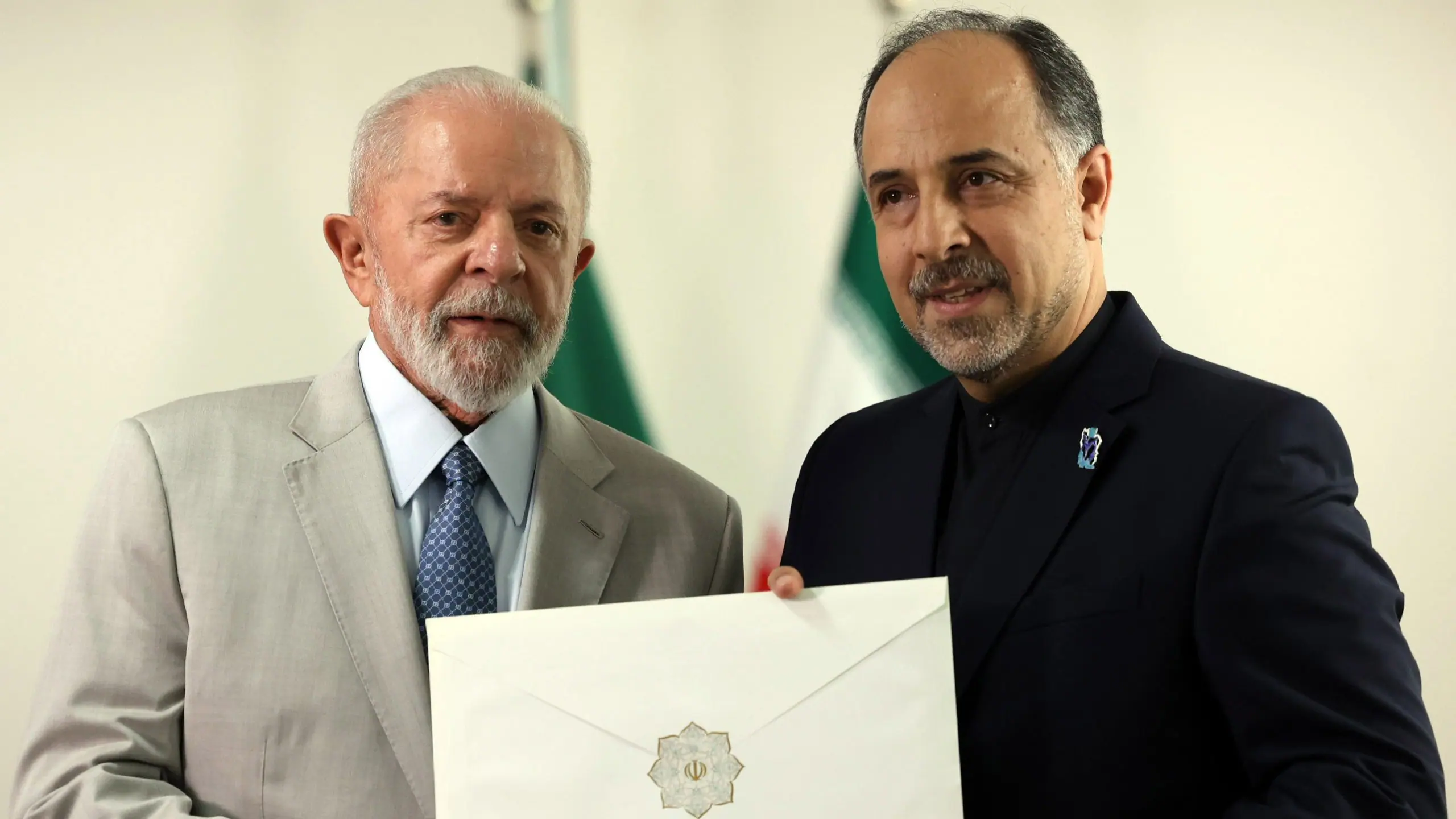Lula e o embaixador do Irã no Brasil, Abdollah Nekounam Ghadirli | Foto: Antonio Cruz/Agência Brasil