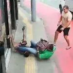 Imagem de câmera de circuito de segurança mostra o assaltante totalmente imobilizado depois de um golpe clássico do jiu-jitsu | Foto: Reprodução/Redes sociais