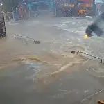 Carros foram arrastados durante as chuvas que atingiram a cidade de São Paulo e inundou o Beco do Batman, na última sexta-feira, 24 | Foto: Reprodução/Consecurity