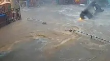 Carros foram arrastados durante as chuvas que atingiram a cidade de São Paulo e inundou o Beco do Batman, na última sexta-feira, 24 | Foto: Reprodução/Consecurity
