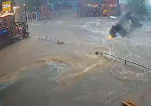 Carros foram arrastados durante as chuvas que atingiram a cidade de São Paulo e inundou o Beco do Batman, na última sexta-feira, 24 | Foto: Reprodução/Consecurity
