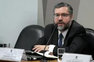 Ernesto Araújo critica a diplomacia de Lula