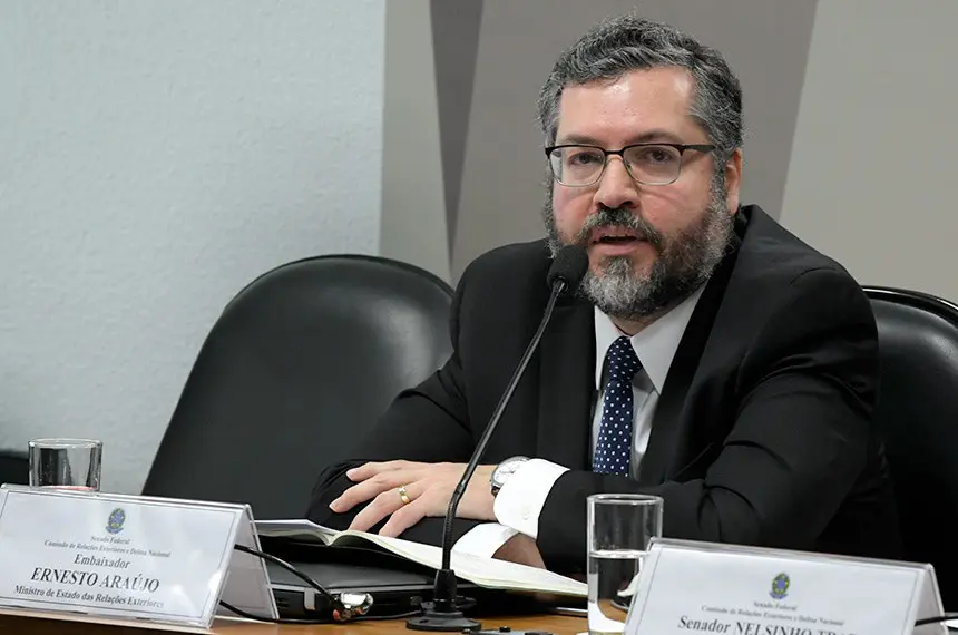 Ernesto Araújo critica a diplomacia de Lula