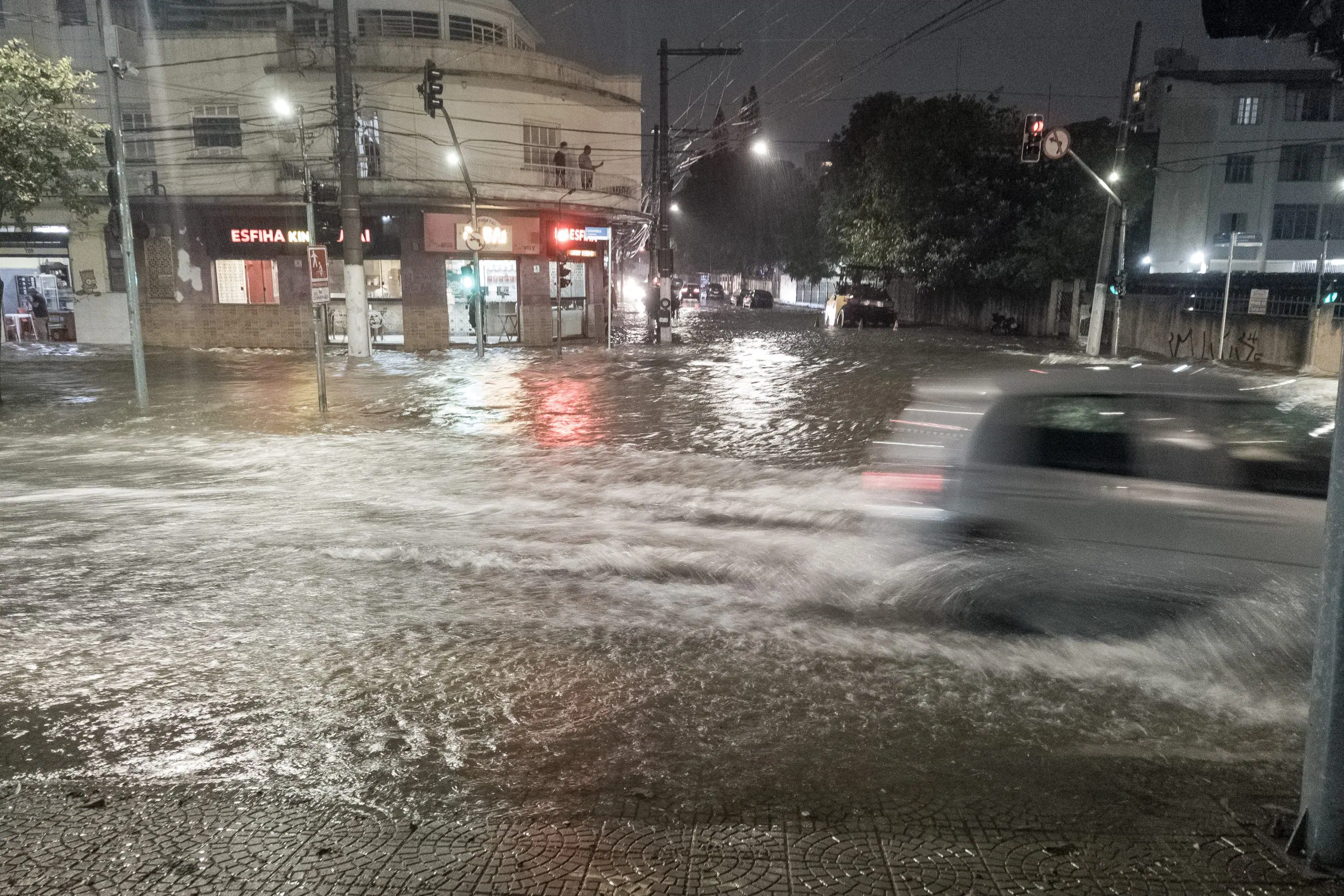 Chuvas causam alagamento em São Paulo