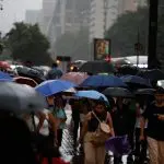 Movimentação de pessoas pela Avenida Paulista, região central de São Paulo, em dia chuvoso na cidade. 24/01/2025
